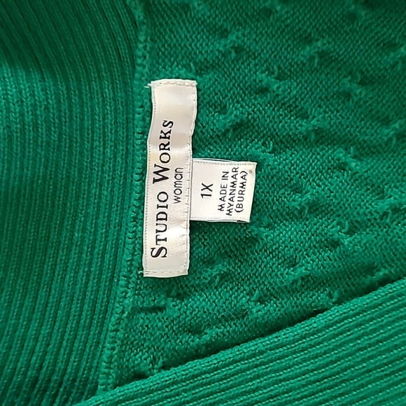 Studio Works women's Green V-neck cable knit sweater size 1X - Picture 3 of 5